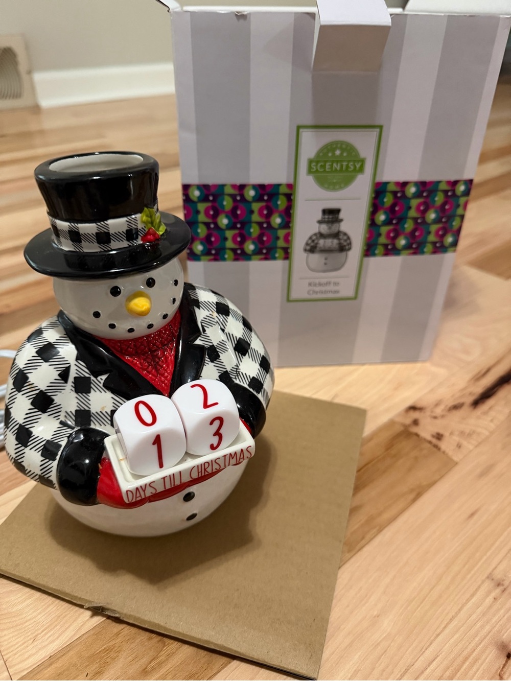 Scentsy Black White Snowman Countdown Figure